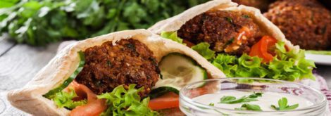 Falafel burger z dipem warzywno- twarogowym